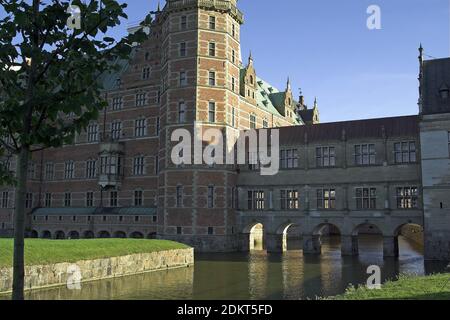 Dänemark, Dänemark: Schloss Frederiksborg - Blick aus den Schlossgärten. Schloss Frederiksborg - Blick von den Schlossgärten; Frederiksborg Slot; Stockfoto