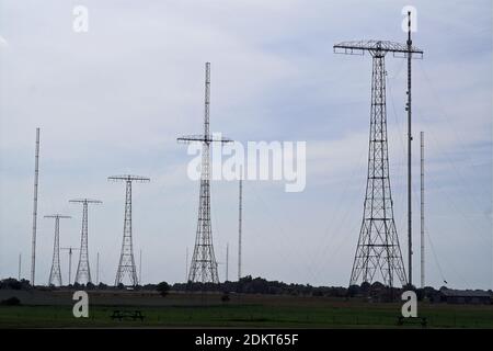 Grimeton Schweden Grimeton Radio Station; Längenwellensender Grimeton; Antennenmasten. Antennenmasten. Sehr lange Sendeantennen Stockfoto