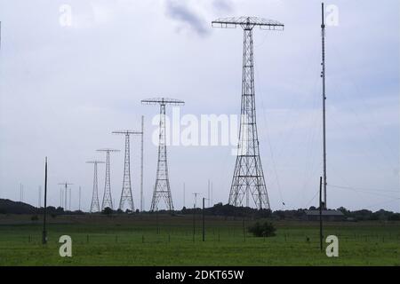 Grimeton Schweden Grimeton Radio Station; Längenwellensender Grimeton; Antennenmasten. Antennenmasten. Sehr lange Sendeantennen Stockfoto