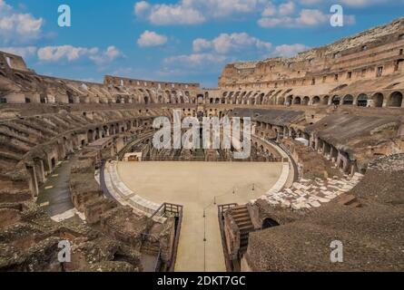 Rom (Italien) - die archäologischen Ruinen im historischen Zentrum von Rom, genannt Imperial Fora. Hier das beeindruckende römische Amphitheater Colosseum (Colosseo) Stockfoto