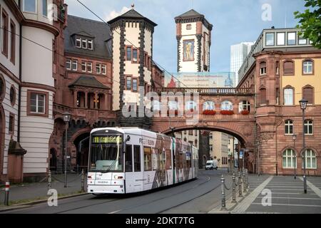 Frankfurt, Deutschland - Juni 28 2020: Weiße Straßenbahn fährt auf dem Paulsplatz unter der Seufzerbrücke Stockfoto
