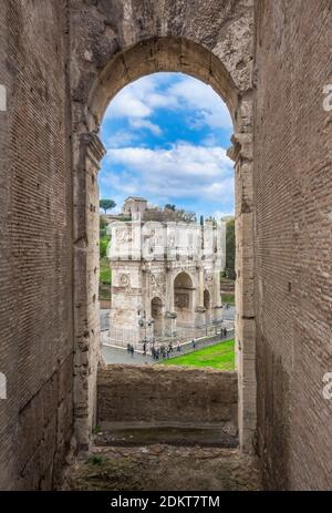 Rom (Italien) - die archäologischen Ruinen im historischen Zentrum von Rom, genannt Imperial Fora. Hier das beeindruckende römische Amphitheater Colosseum (Colosseo) Stockfoto