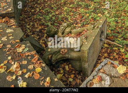 Dieses Kunstwerk - eine Steinfigur - hat sicherlich bessere Tage gesehen. Schloss Eggersdorf, Malente. Stockfoto