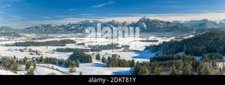 Panorama-Winterlandschaft in Deutschland, Bayern und alpen Bergkette Stockfoto