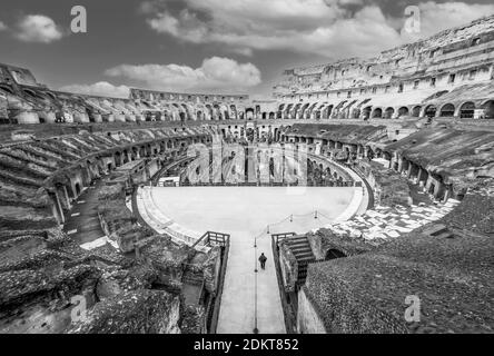 Rom (Italien) - die archäologischen Ruinen im historischen Zentrum von Rom, genannt Imperial Fora. Hier das beeindruckende römische Amphitheater Colosseum (Colosseo) Stockfoto