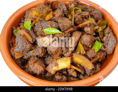 Kerala Special Beef Coconut Fry in einer Tonschale in Ein traditioneller Weg - EIN Kerala Spezielle Weihnachtsrezept - Isoliert Stockfoto