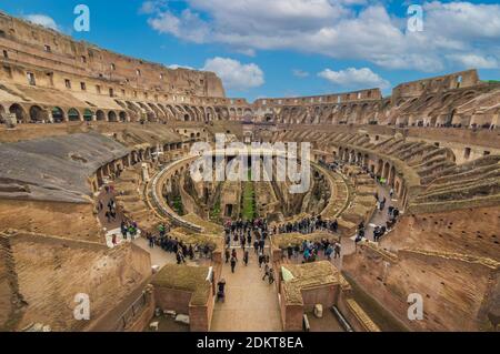 Rom (Italien) - die archäologischen Ruinen im historischen Zentrum von Rom, genannt Imperial Fora. Hier das beeindruckende römische Amphitheater Colosseum (Colosseo) Stockfoto