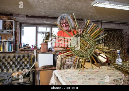 Felicity Irons Gründer von Rushmatters, einer der letzten noch verbliebenen Rush Weavers in Großbritannien, ein Handwerk, das seit angelsächsischen Zeiten unverändert bleibt. Stockfoto