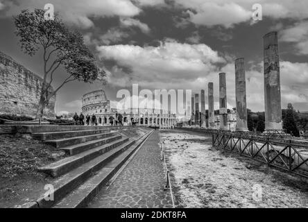 Rom (Italien) - die archäologischen Ruinen im historischen Zentrum von Rom, genannt Imperial Fora. Hier das beeindruckende römische Amphitheater Colosseum (Colosseo) Stockfoto