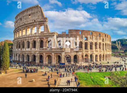 Rom (Italien) - die archäologischen Ruinen im historischen Zentrum von Rom, genannt Imperial Fora. Hier das beeindruckende römische Amphitheater Colosseum (Colosseo) Stockfoto