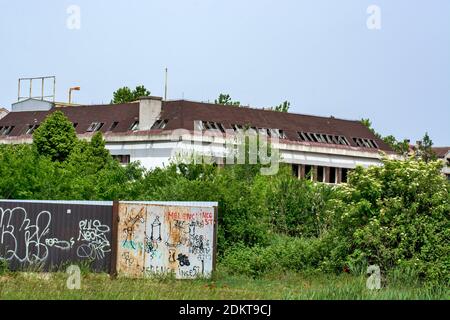 Zrenjanin, Serbien, 15. Mai 2020. Zerstörtes und abgerissene Gebäude eines großen Unternehmens. Das Gebäude wurde verlassen und nach der Schließung der Firma geplündert. Stockfoto