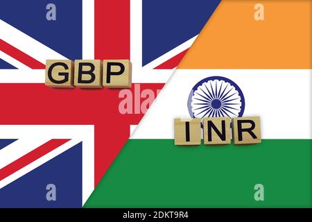 Vereinigtes Königreich und Indien Währungen Codes auf nationalen Flaggen Hintergrund. Internationales Geldtransferkonzept Stockfoto
