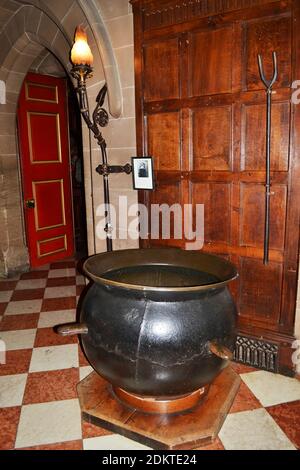 Riesiger Kessel in der Großen Halle von Warwick Castle, Warwickshire, Großbritannien. In den Staatlichen Räumen. Stockfoto