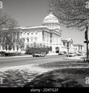 1960er Jahre, historischer Blick aus dieser Ära des Kapitols der Vereinigten Staaten auf Capitol Hill, Washington DC, USA. Das im neoklassizistischen Stil erbaute Gebäude mit einer Kuppel und großen Säulen ist Sitz des US-Kongresses, der Legislativabteilung der Bundesregierung und beherbergt die Kammern des Oberkörpers, des Senats und des Unterkörpers, des Repräsentantenhauses, die beiden Organe, die den Legislativzweig der amerikanischen Regierung bilden. Stockfoto