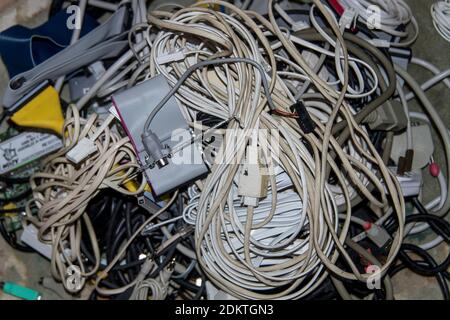 Alte, veraltete Computer- und Telefonteile sowie Geräte, die recycelt oder weggeworfen werden sollen. Ansammlung von E-Abfall. Stockfoto