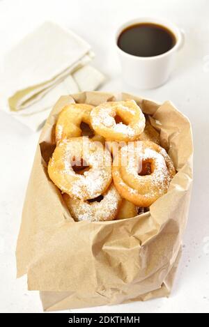 Donuts mit Puderzucker in Papiertüte Stockfoto