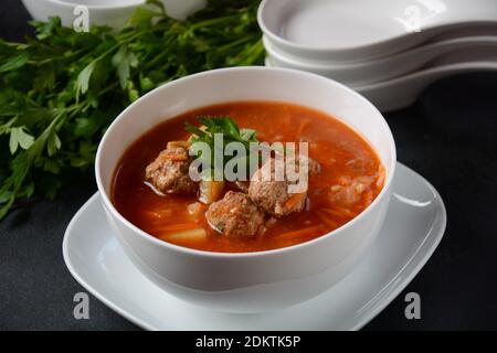 Patatesli Sulu Kofte – Türkische Suppe mit Fleischbällchen in einer weißen Schüssel. Stockfoto