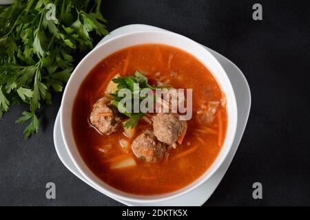 Patatesli Sulu Kofte – Türkische Suppe mit Fleischbällchen in einer weißen Schüssel. Stockfoto