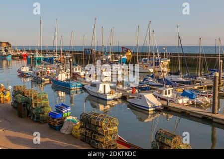 Blick auf Hafenboote und Fischernetze in Bridlington Harbour, Bridlington, East Yorkshire, England, Großbritannien, Europa Stockfoto