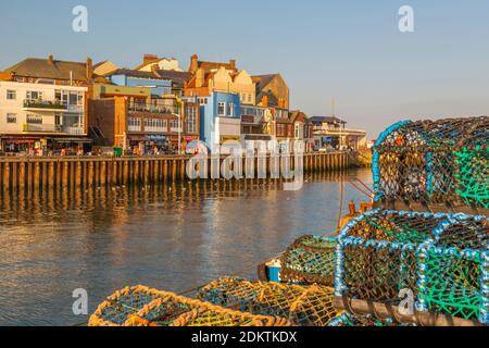 Blick auf Hafengeschäfte und Angelkörbe in Bridlington Harbor, Bridlington, East Yorkshire, England, Großbritannien, Europa Stockfoto