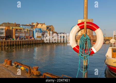 Blick auf Hafengeschäfte und Lebensring in Bridlington Harbour, Bridlington, East Yorkshire, England, Großbritannien, Europa Stockfoto