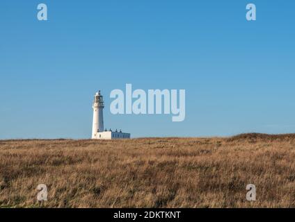 Der Leuchtturm in Flamborough Head ein weißes Gebäude auf einem Sonniger Tag mit blauem Himmel Hintergrund Stockfoto