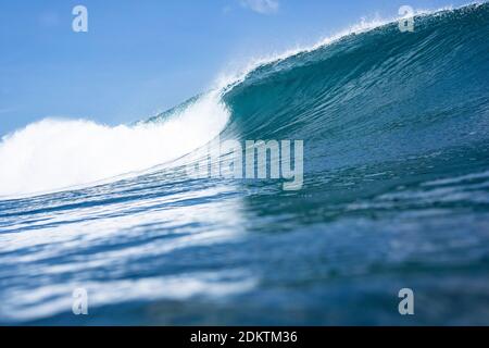 Majestätische Natur Hintergründe mit hohen brechenden Wellen im Ozean. Hochwertige Fotos Stockfoto
