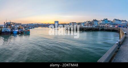 Blick auf Hafenboote und Hafengeschäfte in Bridlington Harbour bei Sonnenuntergang, Bridlington, East Yorkshire, England, Großbritannien, Europa Stockfoto