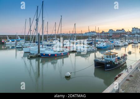 Blick auf die Hafenboote in Bridlington Harbour in der Abenddämmerung, Bridlington, East Yorkshire, England, Großbritannien, Europa Stockfoto