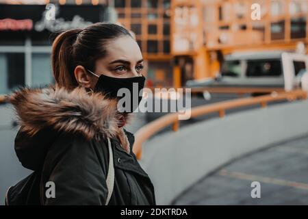 Frau mit Gesichtsmaske im Freien in der Stadt Stockfoto