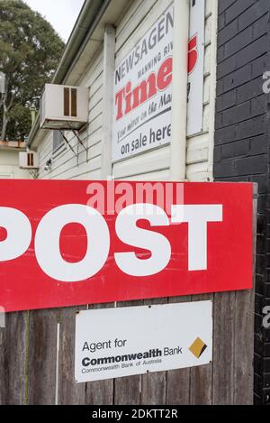 Ein Schild der Manning River Times, Australia Post und Commonwealth Bank Agency auf der Außenseite einer Nachrichtenagentur in der Nähe von Taree, New South Wales, Australien Stockfoto