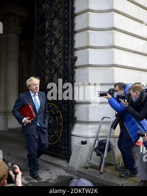 Der britische Premierminister Boris Johnson betritt die Downing Street vom Auswärtigen Amt nach einer Kabinettssitzung am 15. Dezember 2020. Stockfoto
