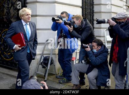 Der britische Premierminister Boris Johnson betritt die Downing Street vom Auswärtigen Amt nach einer Kabinettssitzung am 15. Dezember 2020. Stockfoto