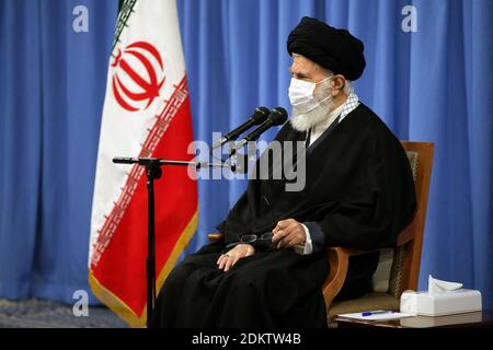 Teheran, Iran. Dezember 2020. Der iranische Oberste Führer Ayatollah Ali Khamenei bei einem Treffen mit der Familie des getöteten iranischen obersten Generals Qasem Soleimanii iranischer Generalmajor im Korps der Islamischen Revolutionsgarde (IRGC) und, von 1998 bis zu seinem Tod im Jahr 2020, Kommandeur seiner Quds-Truppen. Soleimani wurde im Januar 2020 bei einem amerikanischen Luftangriff in der Nähe des Flughafens Bagdad getötet. Teheran, Iran, 16/11/2020 Foto von SalamPix/ABACAPRESS.COM Quelle: ABACAPRESS/Alamy Live News Stockfoto