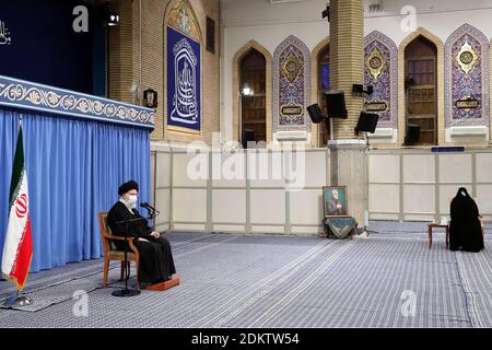 Teheran, Iran. Dezember 2020. Irans Oberster Führer Ayatollah Ali Khamenei bei einem Treffen mit der Frau des getöteten iranischen Obergenerals Qasem Soleimanii iranischen Obergenerals im Korps der Islamischen Revolutionsgarde (IRGC) und, von 1998 bis zu seinem Tod im Jahr 2020, Kommandeur seiner Quds-Truppen. Soleimani wurde im Januar 2020 bei einem amerikanischen Luftangriff in der Nähe des Flughafens Bagdad getötet. Teheran, Iran, 16/11/2020 Foto von SalamPix/ABACAPRESS.COM Quelle: ABACAPRESS/Alamy Live News Stockfoto