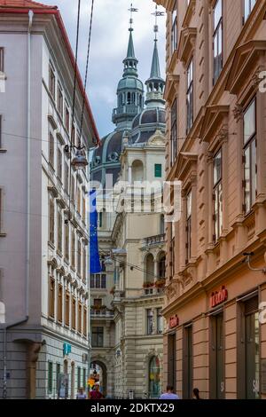 Blick auf die farbenfrohe Architektur und das Rathaus im Hintergrund, Graz, Steiermark, Österreich, Europa Stockfoto