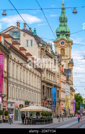 Blick auf die Pfarrkirche des Heiligen Blutes und Cafés, Graz, Steiermark, Österreich, Europa Stockfoto