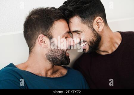 Homosexuell Männer Paar mit zarten Moment zusammen zu Hause - homosexuell, multirassische Liebe und Beziehung Konzept - Schwerpunkt auf linken Kerl Auge Stockfoto