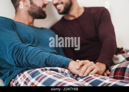 Gay Männer Paar mit zarten Momente zusammen zu Hause - Homosexuell, Liebe und Beziehung Konzept - Schwerpunkt auf Hände Stockfoto