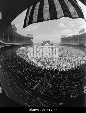 Das Cleveland Stadium wird am 14. Juni 1975 für ein Konzert der Rolling Stones in Cleveland, Ohio, voll besetzt. Ernie Mastroianni Foto Stockfoto