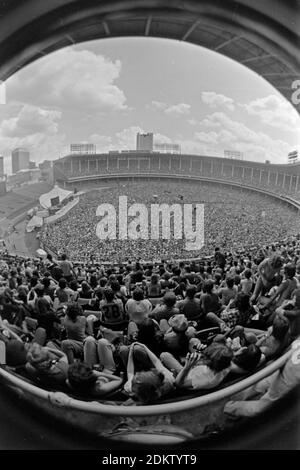 Das Cleveland Stadium wird am 14. Juni 1975 für ein Konzert der Rolling Stones in Cleveland, Ohio, voll besetzt. Ernie Mastroianni Foto Stockfoto