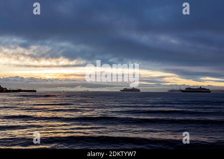 sonnenaufgang Torquay Devon, Pier, Strand, Wolkenlandschaft, Küste, England, Horizontal, Keine Leute, Kreuzfahrtschiffe, Meer, Sonne, Sonnenlicht, Sonnenaufgang - Morgenröte, Stockfoto