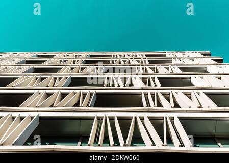 Madrid, Spanien - 22. November 2020: Blick auf die Fassade des modernen Bürogebäudes in La Castellana. Blick auf den blauen Himmel Stockfoto
