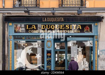 Madrid, Spanien - 22. November 2020: Schaufenster des Laduquesita-Geschäfts. Es ist eine traditionelle Konditorei im Zentrum von Madrid Stockfoto