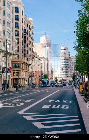 Madrid, Spanien - 22. November 2020: Gran via Avenue mit weihnachtlicher Dekoration ein sonniger Tag Stockfoto