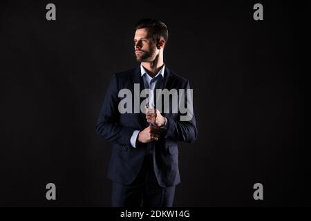 Porträt seiner er schön attraktiv erfolgreich arrogant eleganten Kerl Shark Banker Economist Financier Specialist Executive Director Befestigungsknopf Stockfoto