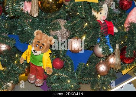 Weihnachtsbaum Dekor mit Luftballons und Kinder-Plüschtiere. Stockfoto