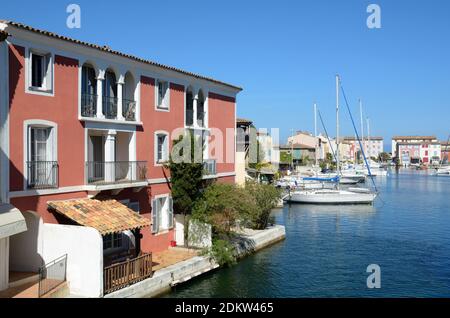 Moderne Resort-Architektur oder neovernacular Häuser in Port Grimaud Waar Provence Frankreich Stockfoto