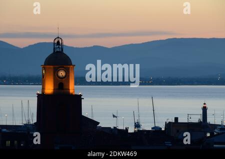 Abenddämmerung oder Sonnenuntergang über der Altstadt oder dem historischen Viertel Von Saint Tropez Var Provence Frankreich Stockfoto