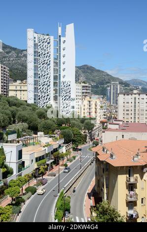 Stadtbild oder Stadtbild mit Simona Tower von John-Pierre Lott & Hauptstraße durch Monaco Stockfoto